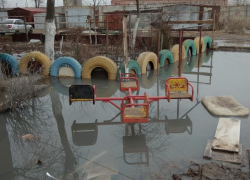 В Астрахани на Фунтовском шоссе три дома тонут в нечистотах