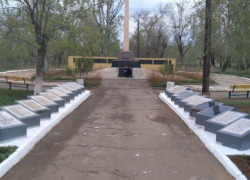 Семьи вандалов-школьников восстановили разрушенный в Сасыколи мемориал