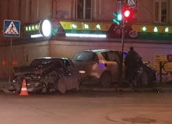 В страшной аварии в центре Астрахани пострадала беременная женщина с детьми