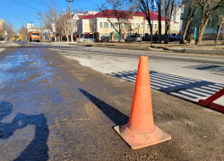 В Астрахани улицу Марии Максаковой перекрыли из-за водопроводной аварии