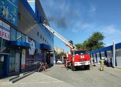 В Астрахани горит торговый центр "Айсберг"