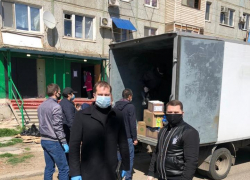 Депутат астраханской гордумы накормил жителей изолированного общежития