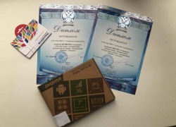 Чиновники таки вручили юным астраханцам заслуженные подарки