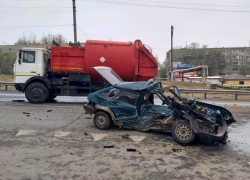 В Астрахани "девятка" протаранила мусоровоз: водитель легковушки погиб