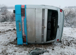 Под Астраханью перевернулся пассажирский автобус
