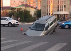 В Астрахани прямо на центральной улице машина ушла под землю