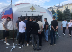 В День молодежи в мобильный пункт отбора контрактников обратились 159 астраханцев