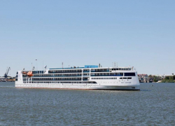 Жириновский потеснил Петра Великого: астраханский лайнер переименуют