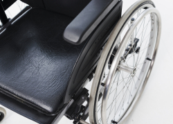 Астраханская прокуратура заставила отремонтировать кресло-коляску 