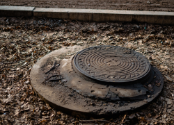 Астраханец захватил землю ветерана войны и выкопал там выгребную яму