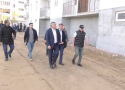 В одном из районов Астрахани завершается строительство дома для переселенцев