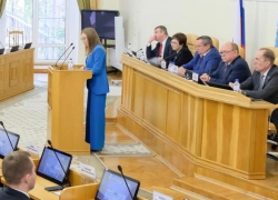Сенатор РФ Елена Бибикова заслушала отчёты о проделанной работе от астраханских депутатов 