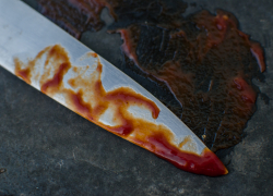 Астраханец следил за женой и напал с ножом на соперника