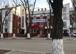 Наделавший шуму пропавший плакат с дома по улице Советской найден в кабинете астраханских чиновников