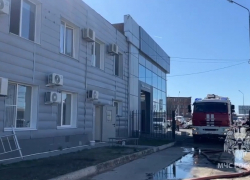 В крупном автомобильном сервисе Астрахани произошел пожар