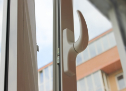 В Астрахани пьяный мужчина выпал из окна 5 этажа