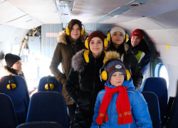 Четверо юных астраханцев побывали в кабине вертолета Ми-8