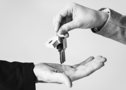 Астраханскую квартиру продали двум разным покупателям одновременно 