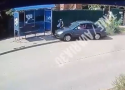 В Астрахани на Якобинской сбили мужчину вместе с остановкой
