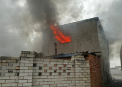 Астраханцам назвали причины возгорания в магазине и крупного пожара в селе