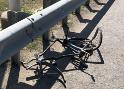 В Астрахани под колёсами двух машин погиб велосипедист