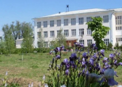 В астраханском селе мужчина угрожал школьникам ножом и пистолетом