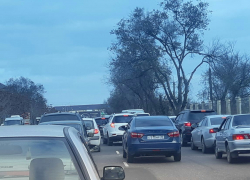 Адская пробка у кладбища парализовала автомобильное движение в Астрахани