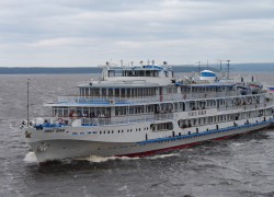 В Астраханской области сел на мель теплоход "Павел Бажов"