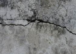 Астраханцы выискивают трещины на жилых домах