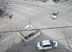 В Астрахани на перекрестке Генерала Епишева и Богдана Хмельницкого глубоко провалился асфальт
