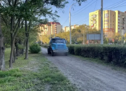В Астрахани пенсионерка попала под колеса автоцистерны на парковой дорожке