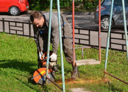В Астрахани продолжают убирать опасные детские площадки 