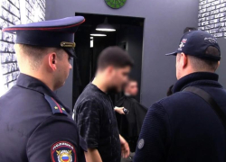 Полиция забрала из астраханского барбершопа сотрудника с выдуманной личностью