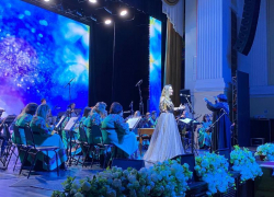 Для матерей, дочерей и жен участников СВО провели праздничный концерт в Астрахани