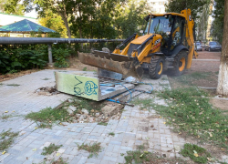 В Астрахани начали демонтаж старых бетонных конструкций на детских площадках