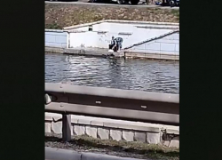 Астраханка выбрасывала мусор в городской канал на глазах у прохожих