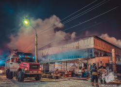 МЧС поделился кадрами ночного пожара на астраханском Татар-Базаре