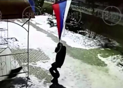 Ночью пьяный астраханец подрался с флагом России и проиграл ему. Видео