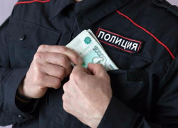 В Астрахани бывшего полицейского будут судить за мошенничество 