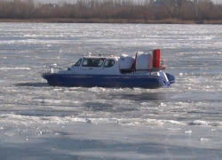 Астраханских рыбаков унесло на льдине