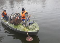 Астраханские коммунальщики начали убирать мусор из городских каналов