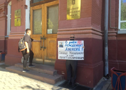 В Астрахани задержан человек-пикет, поздравлявший Навального с днем рождения