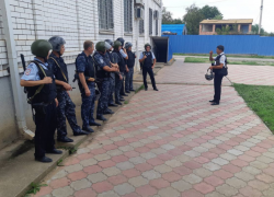 Астраханцам объяснили, что делало оцепление полиции в степи