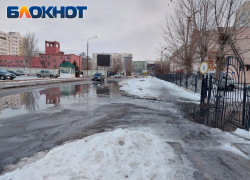 В Астрахани целую улицу залило содержимым канализации, а рядом мальчик провалился в зловонную жижу