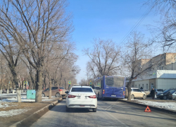 В Астрахани автобус столкнулся с иномаркой, ее отбросило на аллею