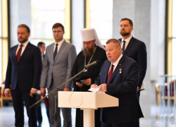 В церемонии вручения переходящего знамени Президента РФ астраханскому кадетскому корпусу принял участие Владимир Устинов