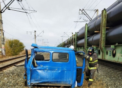 Роковая встреча: поезд протаранил газель в Астраханской области