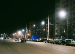На улицах Астрахани устанавливают протяженные линии освещения