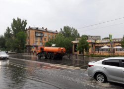 Коммунальщики обеспечили астраханцам сухие дороги