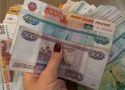 Пострадавшей от мошенника астраханке вернут украденные деньги с процентами
